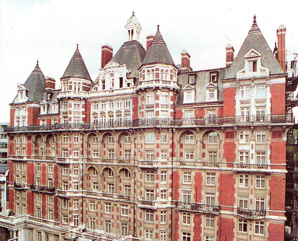 AVINEWS 330: HYDE PARK HOTEL A LONDRA